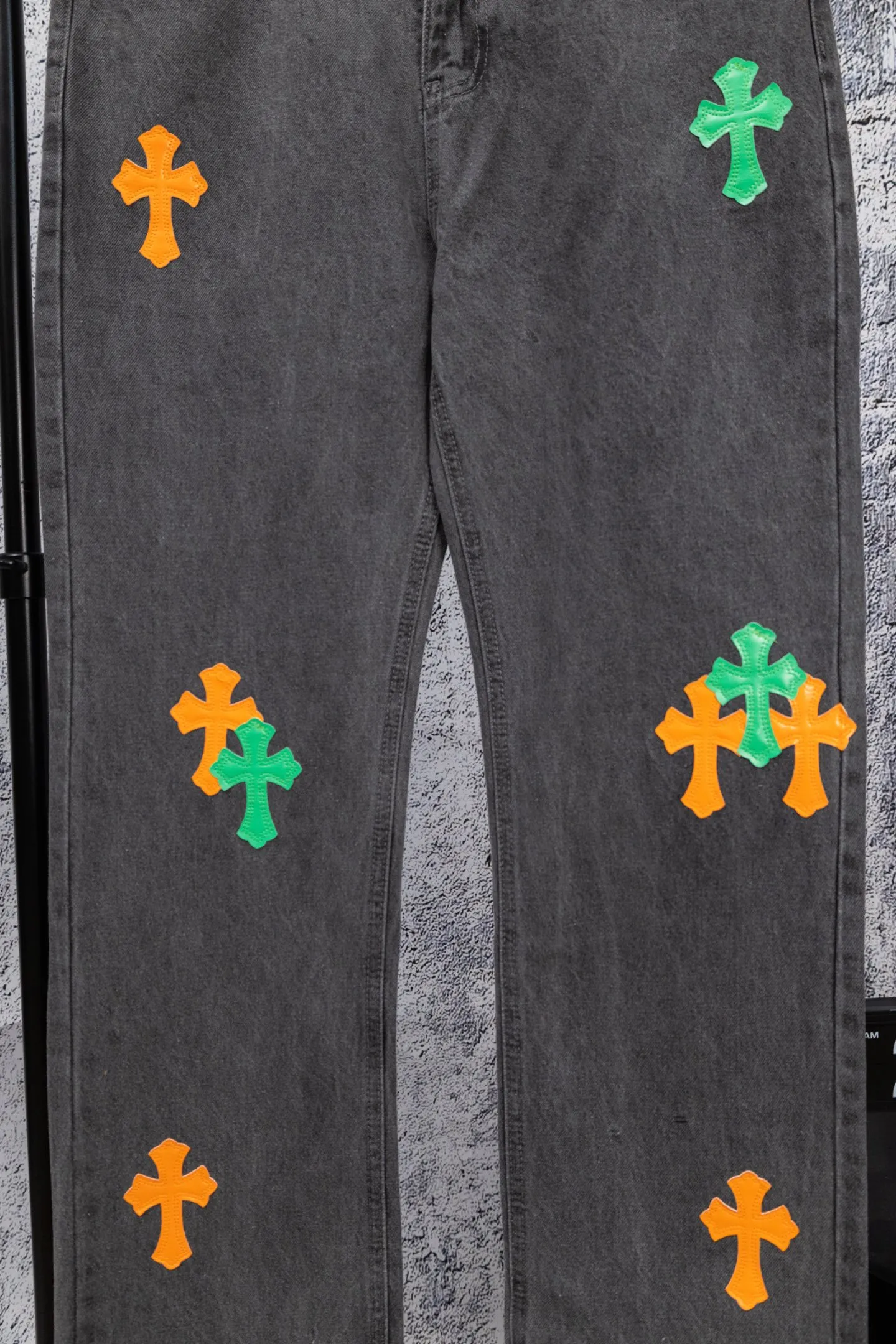 P240 Chromehearts limited edition orange and green classic cross patch leather gray jeans, priced at 34W level, patchwork cross pattern embellishment, washed jeans! ! An absolutely high-end luxury product, a 1.9W-level god-level single product, a super popular product, made by top heavy industry, a magic weapon that cannot be missed! [About Zangyin] This is an extremely luxurious fashion brand that can also be called the aristocracy of the high street. It has always been an exclusive brand for some hipsters or rich second generations. Compared with ordinary high streets, it is more luxurious and noble. Compared with luxury brands, it is more fashionable and individual. It has always been a brand that I have a special liking for. [Top heavy industry fashion design] Consistently high-street luxury style. Speaking of this style, the Zangyin family and GU family are definitely the leading representative brands. Especially the Zangyin family has really achieved a state-of-the-art effect in creating high-street style. The unique washed material is used to create this style. The color system is already quite eye-catching. After it is decorated with patchwork cross flowers, it cleverly highlights the charm of the brand. Secondly, this style uses classic The high-waist cutting design highlights the long legs and fashionable temperament of the upper body. The brand is highly recognizable and the slim fit configuration is more suitable for daily wear. It is a product that interprets personality, fashion, and specifications at a glance. This single product is enough to make any fan excited. It can be a white T-shirt for a youthful college style, or a tight suspender for a royal style. It has strong matching ability and can be easily controlled by men.  [Materials and craftsmanship] Needless to say, this point goes without saying. As an excellent craftsman brand, Zangyin’s requirements for details and craftsmanship are really perfect. The washed color of this model has gone through so many processes, not to mention the embellishment of denim appliques. It is also purely hand-made and sewn. Just like what they believe in, only hand-made things have soul and have the meaning of wear. A top-notch heavy-duty fashionable denim item, I look forward to your perfect interpretation! !  Color: Gray Size: 28-34